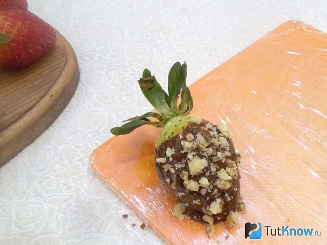 Клубника в шоколаде присыпана дроблеными орешками