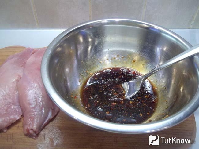 Продукты для соуса перемешаны