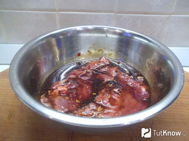 Утиные грудки погружены в соус