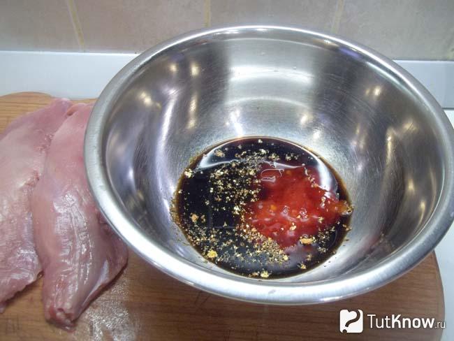 Соединены продукты для соуса