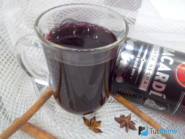 Готовый глинтвейн с гранатовым соком, ромом и пряностями