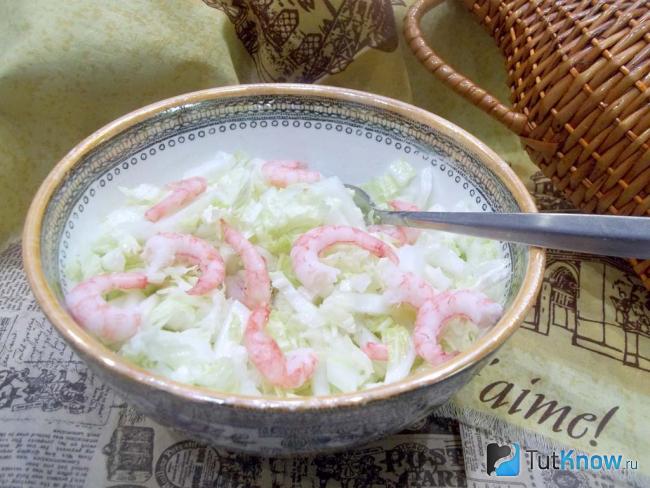 Готовый салат с креветками и пекинской капустой
