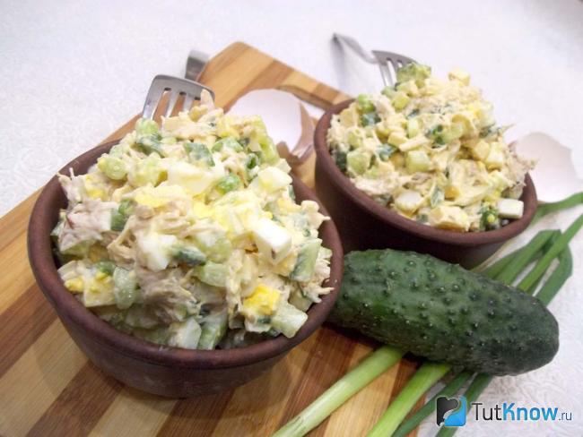 Готовый салат с курицей, огурцами, яйцами и сыром