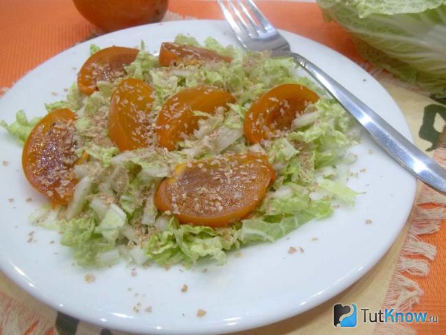 Готовый салат с хурмой, китайской капустой и отрубями