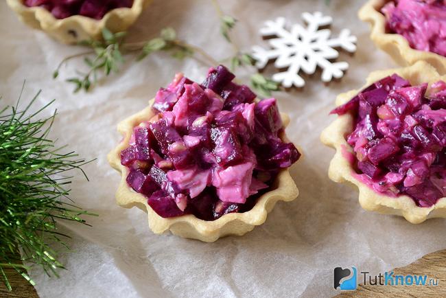 Свекольный салат с курицей и орехами в тарталетках