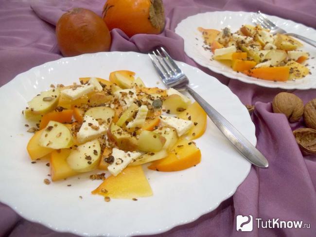 Готовый салат с хурмой, яблоками, сыром и гранолой