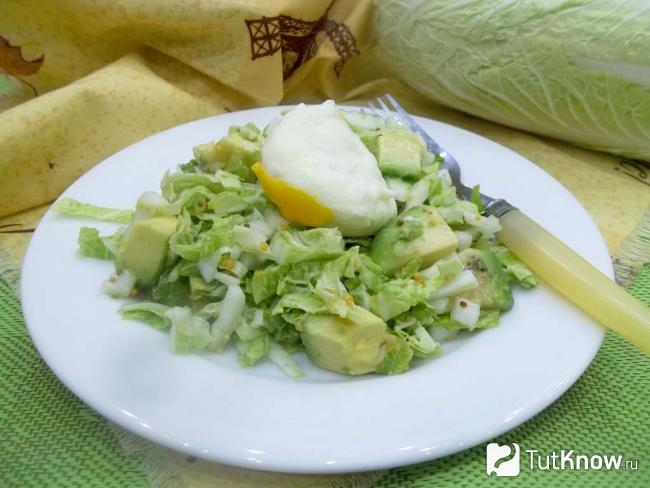 Готовый салат из пекинской капусты, авокадо и яйца-пашот