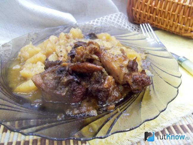 Готовая курица по-грузински в вине с ткемали