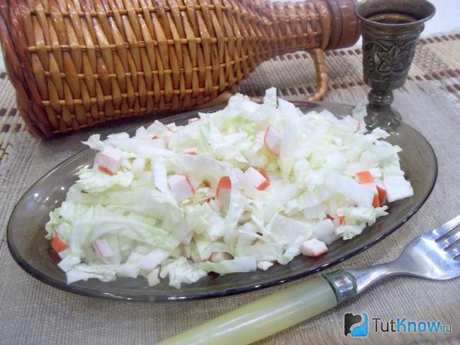 Готовый салат с пекинской капустой, имбирем и крабовыми палочками