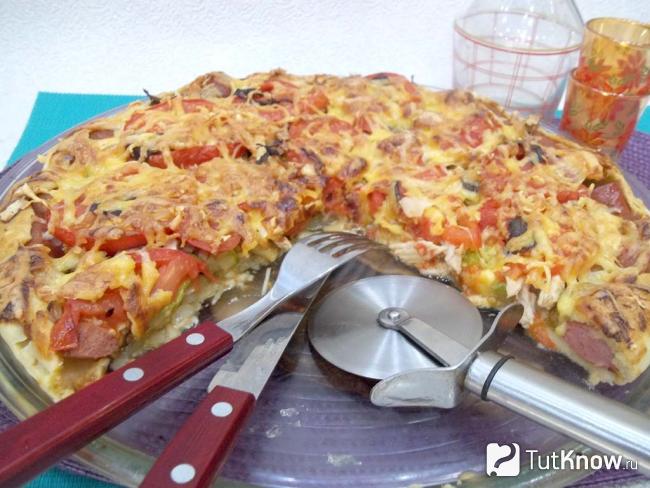 Готовая пицца с кабачками, базиликом и курицей