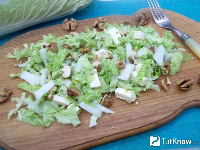 Готовый салат из пекинской капусты, с сыром и грецкими орехами