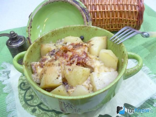 Готовая картошка с субпродуктами и сыром в горшочках