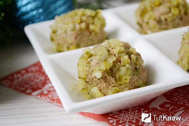 Закусочные шарики из печени с солеными огурцами