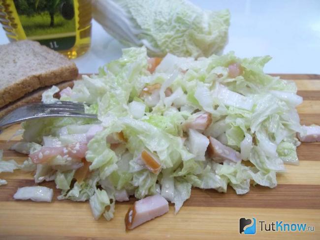 Готовый салат из пекинской капусты с куриной ветчиной