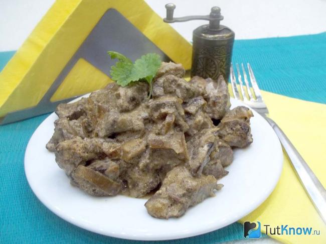 Готовая печень в сметане с луком