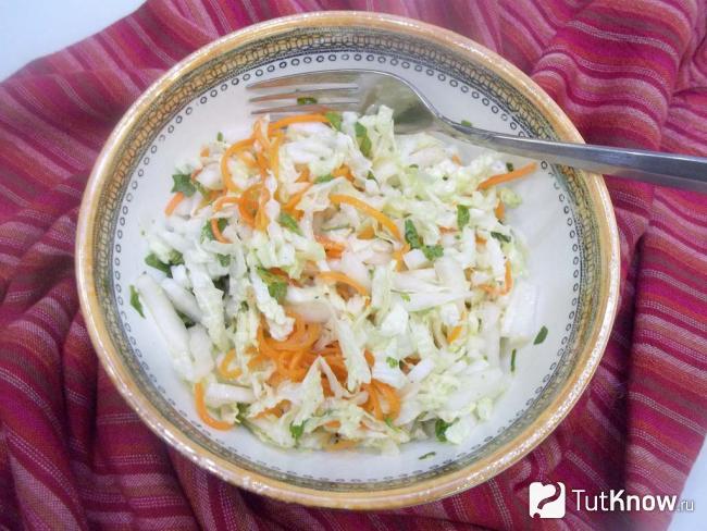 Готовый салат из пекинской капусты с корейской морковью и кинзой