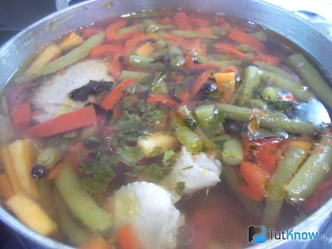 Готовый куриный суп с замороженной фасолью и болгарским перцем