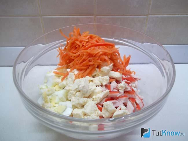 лаваш с корейской морковкой и сыром плавленным и яйцом. 1548970514 6. лаваш с корейской морковкой и сыром плавленным и яйцом фото. лаваш с корейской морковкой и сыром плавленным и яйцом-1548970514 6. картинка лаваш с корейской морковкой и сыром плавленным и яйцом. картинка 1548970514 6. Что нужно знать о лаваше — он должен быть свежим. Это очень важно, так как залежавшийся тонкий лаваш будет ломаться. Форма лаваша может быть любая — круглая или прямоугольная. Пару слов о начинке — сыр для начинки мы предлагаем взять плавленый. Смотрите на этикетку, не берите сырный продукт. Это касается и твёрдых сыров. Морковь по-корейски лучше всего приготовить самостоятельно, рецепт есть на нашем сайте.