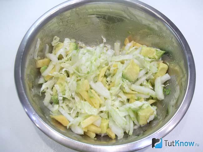 Продукты заправлены маслом и перемешаны