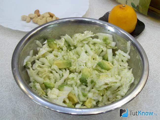 Продукты приправлены маслом и перемешаны