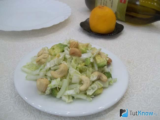 Готовый салат из пекинской капусты, авокадо и кешью