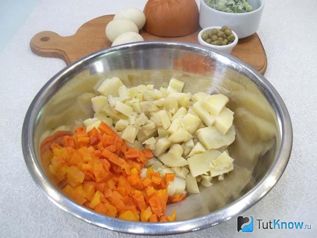 Морковь очищена и нарезана