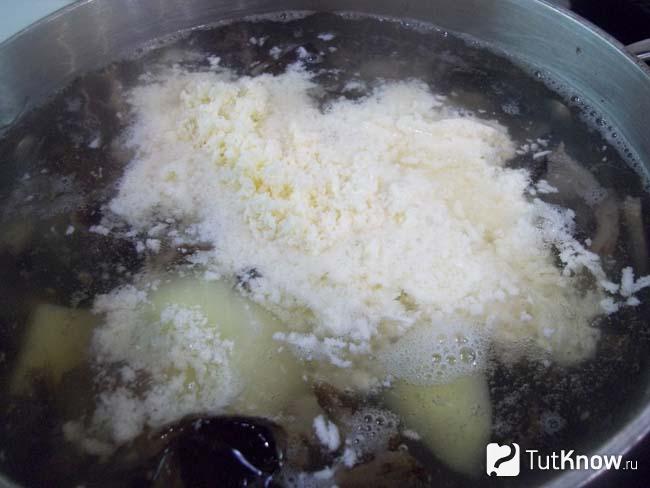 суп с замороженными шампиньонами и картофелем и плавленным сыром. 1549035945 10. суп с замороженными шампиньонами и картофелем и плавленным сыром фото. суп с замороженными шампиньонами и картофелем и плавленным сыром-1549035945 10. картинка суп с замороженными шампиньонами и картофелем и плавленным сыром. картинка 1549035945 10. Добавить в грибной суп картофель. Примерно через 10-15 минут от начала варки грибов очистить картофель, нарезать небольшими кусочками и высыпать в суп. Увеличить огонь, перемешать, довести до кипения, убавить огонь и прикрыть неплотно крышкой.