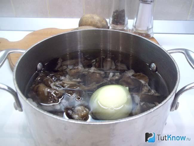 суп с замороженными шампиньонами и картофелем и плавленным сыром. 1549035950 6. суп с замороженными шампиньонами и картофелем и плавленным сыром фото. суп с замороженными шампиньонами и картофелем и плавленным сыром-1549035950 6. картинка суп с замороженными шампиньонами и картофелем и плавленным сыром. картинка 1549035950 6. Добавить в грибной суп картофель. Примерно через 10-15 минут от начала варки грибов очистить картофель, нарезать небольшими кусочками и высыпать в суп. Увеличить огонь, перемешать, довести до кипения, убавить огонь и прикрыть неплотно крышкой.