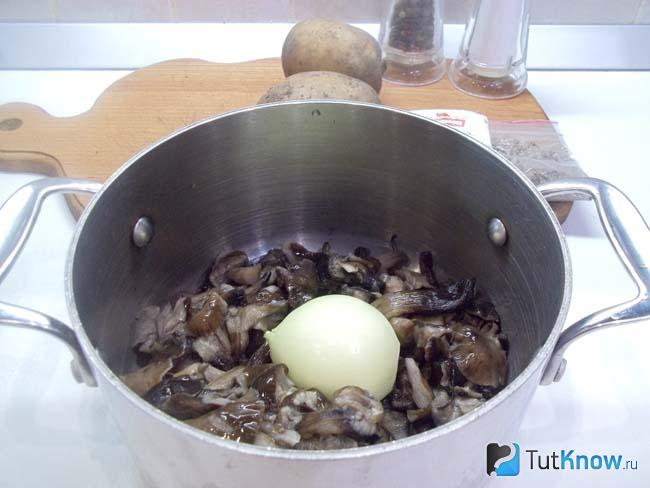суп с замороженными шампиньонами и картофелем и плавленным сыром. 1549035966 5. суп с замороженными шампиньонами и картофелем и плавленным сыром фото. суп с замороженными шампиньонами и картофелем и плавленным сыром-1549035966 5. картинка суп с замороженными шампиньонами и картофелем и плавленным сыром. картинка 1549035966 5. Добавить в грибной суп картофель. Примерно через 10-15 минут от начала варки грибов очистить картофель, нарезать небольшими кусочками и высыпать в суп. Увеличить огонь, перемешать, довести до кипения, убавить огонь и прикрыть неплотно крышкой.