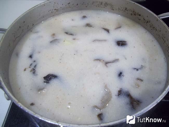 суп с замороженными шампиньонами и картофелем и плавленным сыром. 1549035977 12. суп с замороженными шампиньонами и картофелем и плавленным сыром фото. суп с замороженными шампиньонами и картофелем и плавленным сыром-1549035977 12. картинка суп с замороженными шампиньонами и картофелем и плавленным сыром. картинка 1549035977 12. Добавить в грибной суп картофель. Примерно через 10-15 минут от начала варки грибов очистить картофель, нарезать небольшими кусочками и высыпать в суп. Увеличить огонь, перемешать, довести до кипения, убавить огонь и прикрыть неплотно крышкой.
