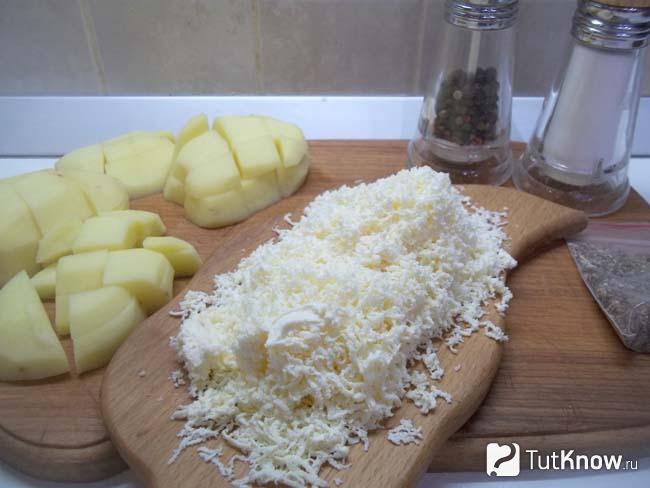 суп с замороженными шампиньонами и картофелем и плавленным сыром. 1549035978 8. суп с замороженными шампиньонами и картофелем и плавленным сыром фото. суп с замороженными шампиньонами и картофелем и плавленным сыром-1549035978 8. картинка суп с замороженными шампиньонами и картофелем и плавленным сыром. картинка 1549035978 8. Добавить в грибной суп картофель. Примерно через 10-15 минут от начала варки грибов очистить картофель, нарезать небольшими кусочками и высыпать в суп. Увеличить огонь, перемешать, довести до кипения, убавить огонь и прикрыть неплотно крышкой.