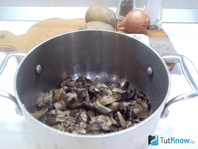суп с замороженными шампиньонами и картофелем и плавленным сыром. 1549035984 4. суп с замороженными шампиньонами и картофелем и плавленным сыром фото. суп с замороженными шампиньонами и картофелем и плавленным сыром-1549035984 4. картинка суп с замороженными шампиньонами и картофелем и плавленным сыром. картинка 1549035984 4. Добавить в грибной суп картофель. Примерно через 10-15 минут от начала варки грибов очистить картофель, нарезать небольшими кусочками и высыпать в суп. Увеличить огонь, перемешать, довести до кипения, убавить огонь и прикрыть неплотно крышкой.