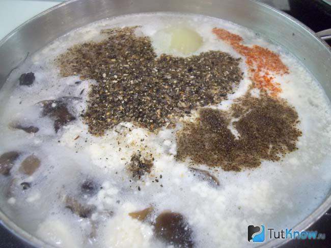 суп с замороженными шампиньонами и картофелем и плавленным сыром. 1549035988 11. суп с замороженными шампиньонами и картофелем и плавленным сыром фото. суп с замороженными шампиньонами и картофелем и плавленным сыром-1549035988 11. картинка суп с замороженными шампиньонами и картофелем и плавленным сыром. картинка 1549035988 11. Добавить в грибной суп картофель. Примерно через 10-15 минут от начала варки грибов очистить картофель, нарезать небольшими кусочками и высыпать в суп. Увеличить огонь, перемешать, довести до кипения, убавить огонь и прикрыть неплотно крышкой.