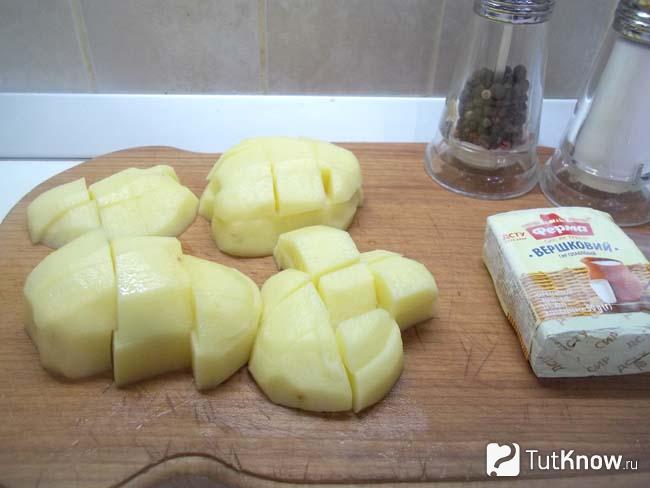 суп с замороженными шампиньонами и картофелем и плавленным сыром. 1549036013 7. суп с замороженными шампиньонами и картофелем и плавленным сыром фото. суп с замороженными шампиньонами и картофелем и плавленным сыром-1549036013 7. картинка суп с замороженными шампиньонами и картофелем и плавленным сыром. картинка 1549036013 7. Добавить в грибной суп картофель. Примерно через 10-15 минут от начала варки грибов очистить картофель, нарезать небольшими кусочками и высыпать в суп. Увеличить огонь, перемешать, довести до кипения, убавить огонь и прикрыть неплотно крышкой.