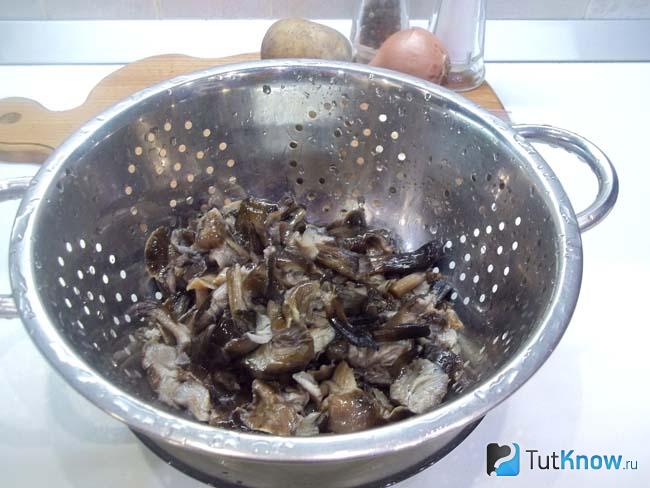 суп с замороженными шампиньонами и картофелем и плавленным сыром. 1549036020 3. суп с замороженными шампиньонами и картофелем и плавленным сыром фото. суп с замороженными шампиньонами и картофелем и плавленным сыром-1549036020 3. картинка суп с замороженными шампиньонами и картофелем и плавленным сыром. картинка 1549036020 3. Добавить в грибной суп картофель. Примерно через 10-15 минут от начала варки грибов очистить картофель, нарезать небольшими кусочками и высыпать в суп. Увеличить огонь, перемешать, довести до кипения, убавить огонь и прикрыть неплотно крышкой.