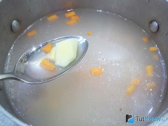 Картофель с морковью нарезаны и варятся в кастрюле