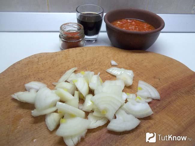 Репчатый лук нашинкован