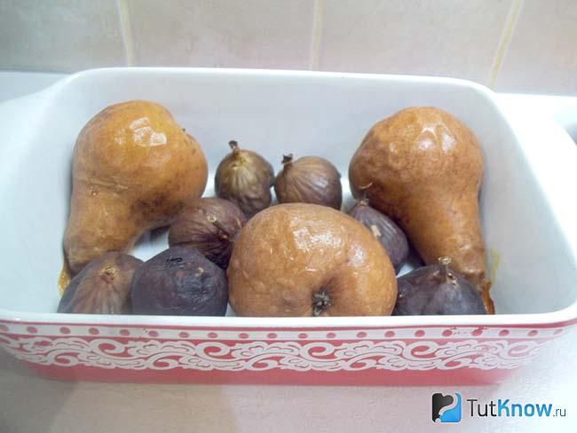 Готовые груши с инжиром в духовке