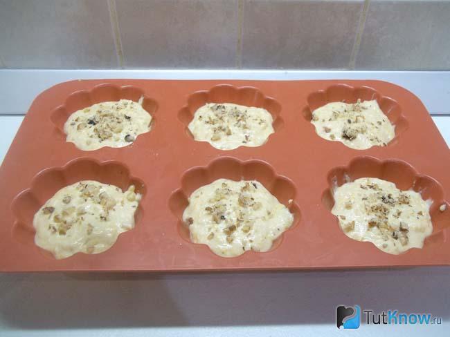 Тесто присыпано дроблеными орешками