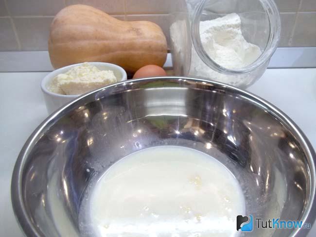 Кефир налит в миску