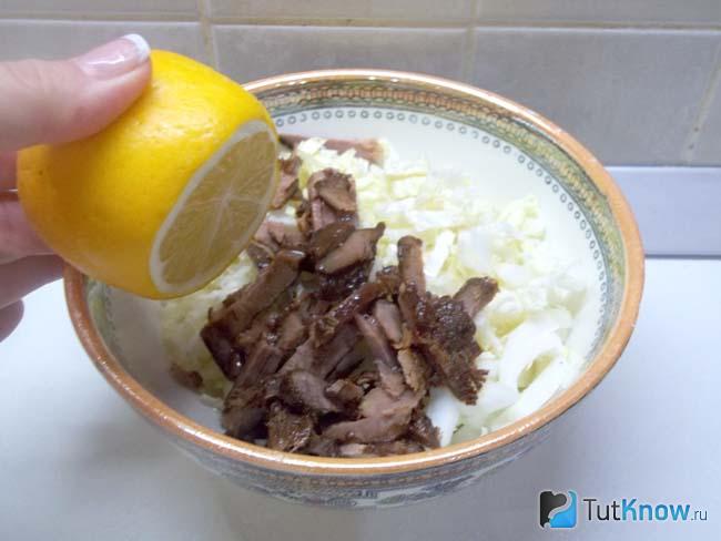 Капуста с мясом приправлены соком лимона и маслом