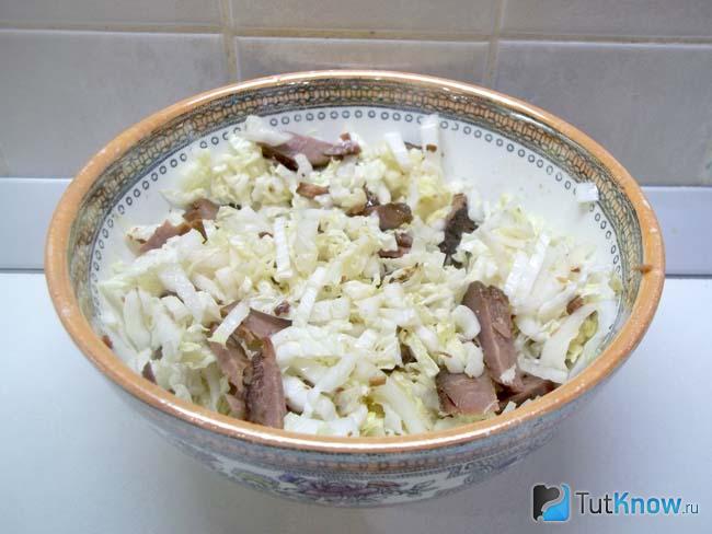 Готовый салат из пекинской капусты и филе утки