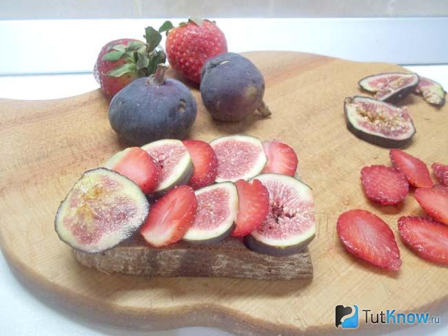 Готовый тост с клубникой и инжиром