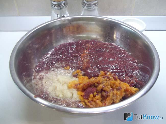 Продукты перекручены через мясорубку
