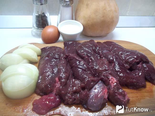 Печень и лук нарезаны