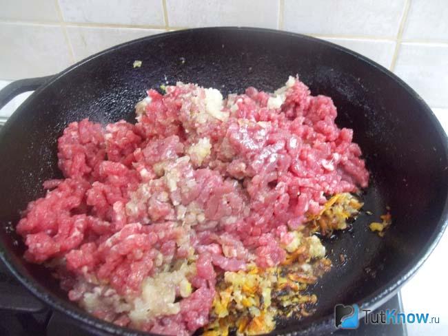 В сковороду добавлено перекрученное мясо