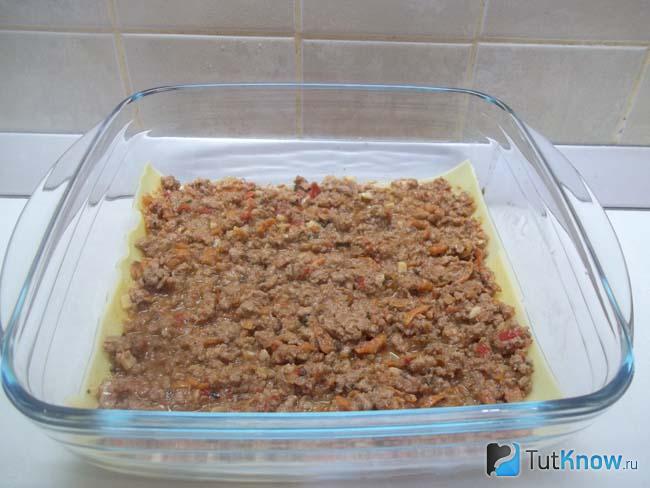На листы лазаньи выложен болоньезе