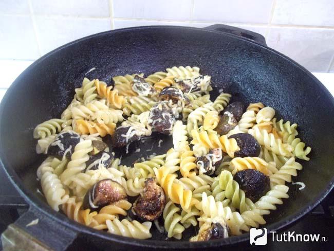 Макароны перемешаны