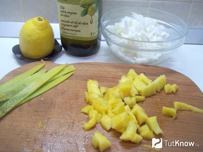 Манго очищено и нарезано кусочками