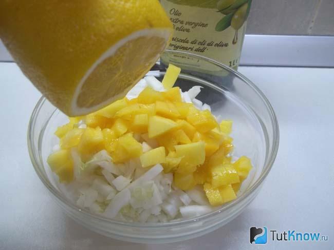 Манго с капустой приправлено лимонным соком